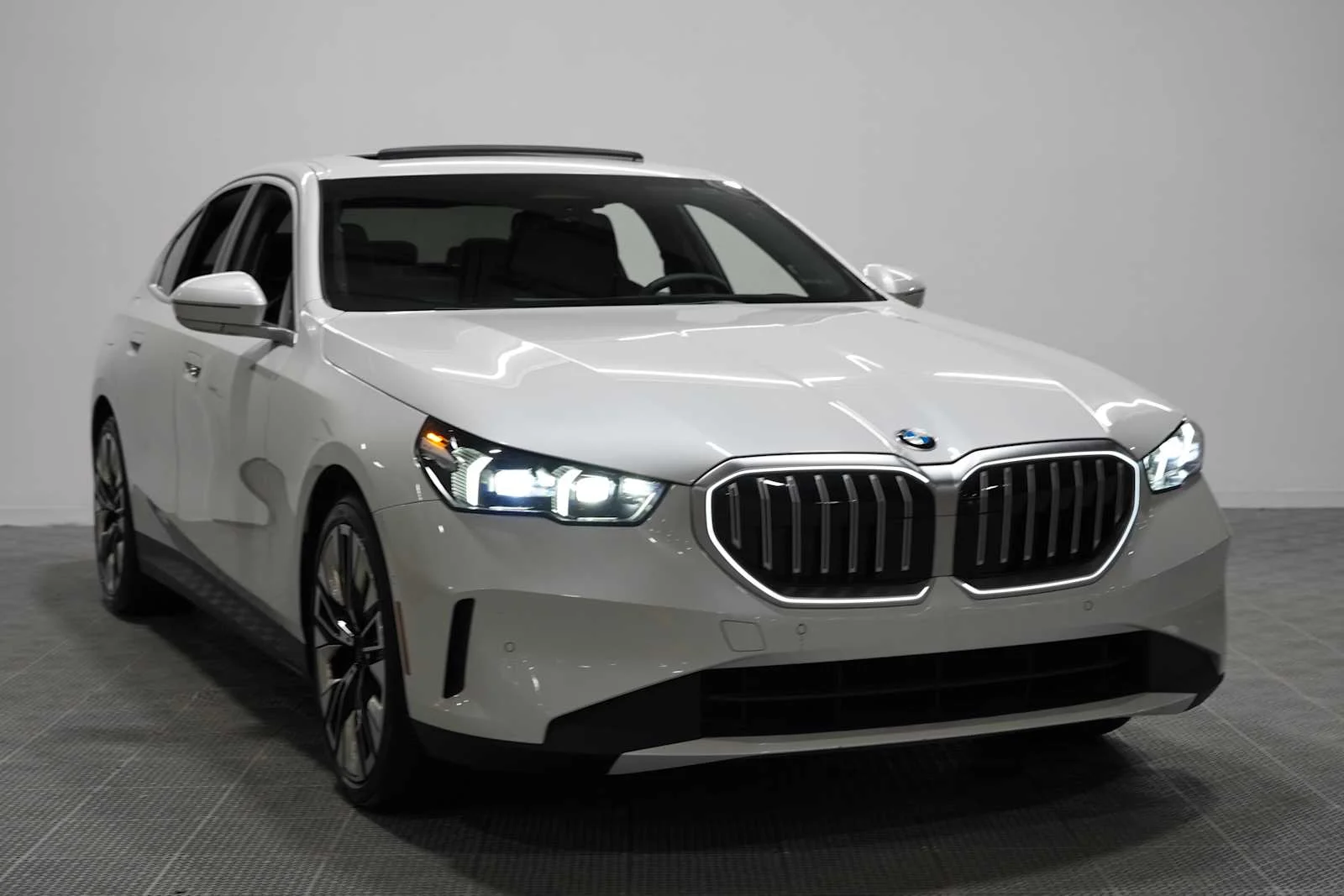 Used 2026 Mineral White Metallic BMW 530i image 3