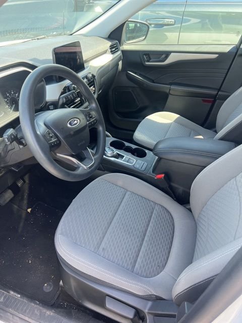 Used 2022 White Ford SE image 5
