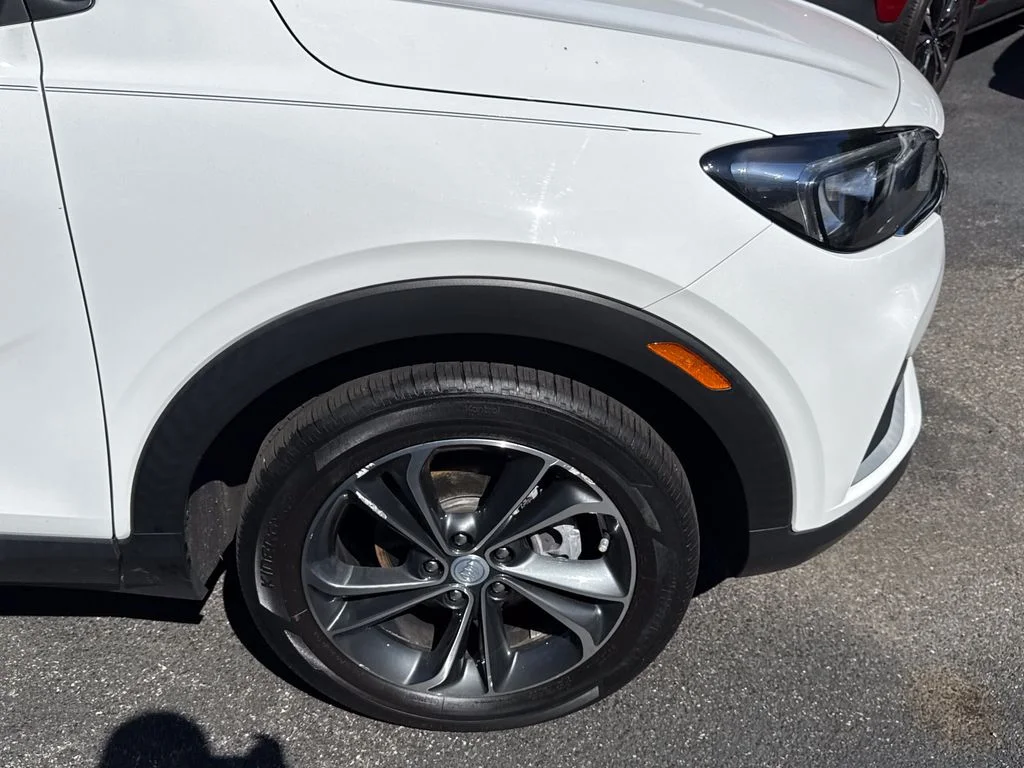 Used 2022 Summit White Buick Select image 9