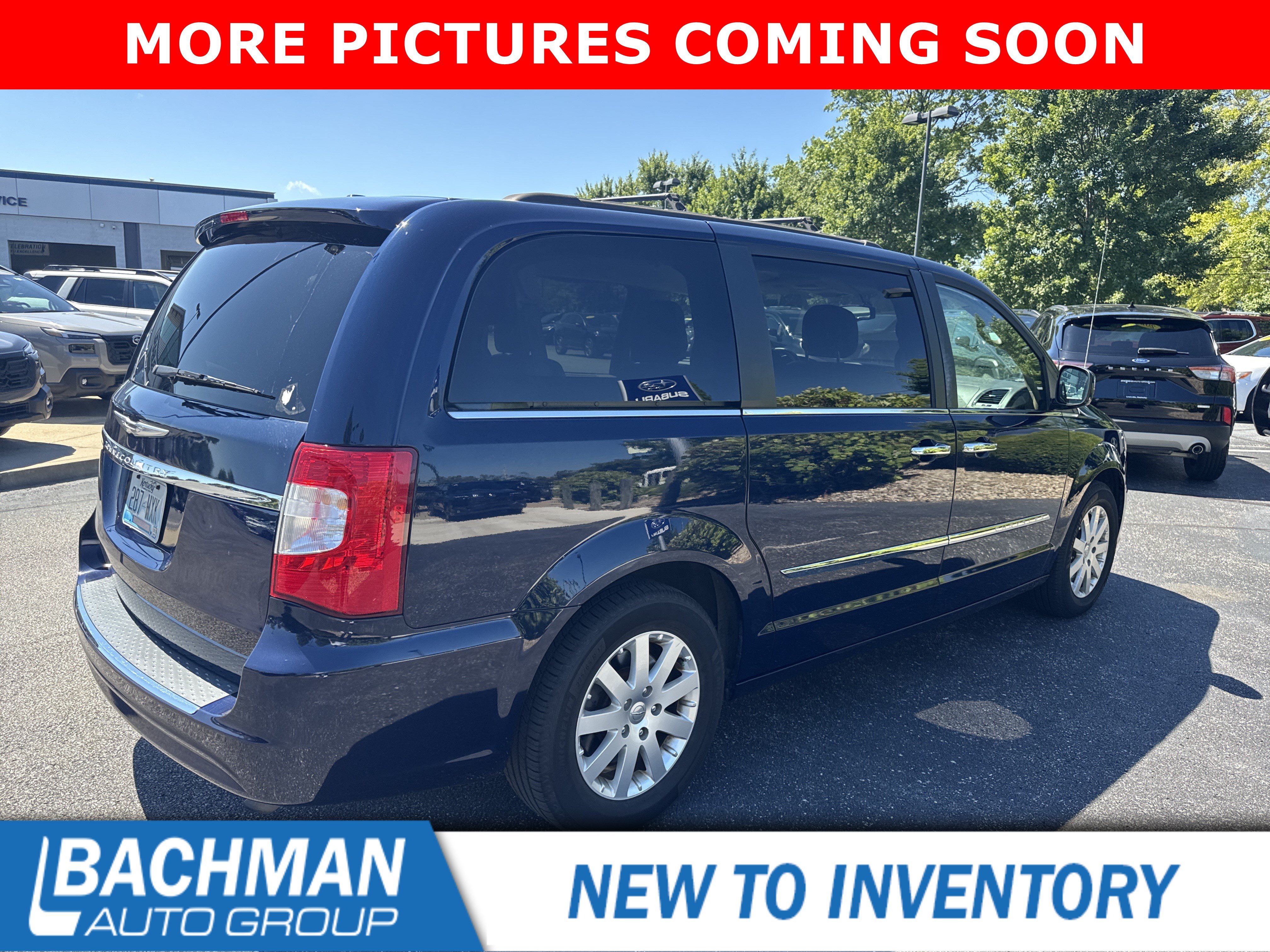 Used 2015 True Blue Pearlcoat Chrysler Touring image 3