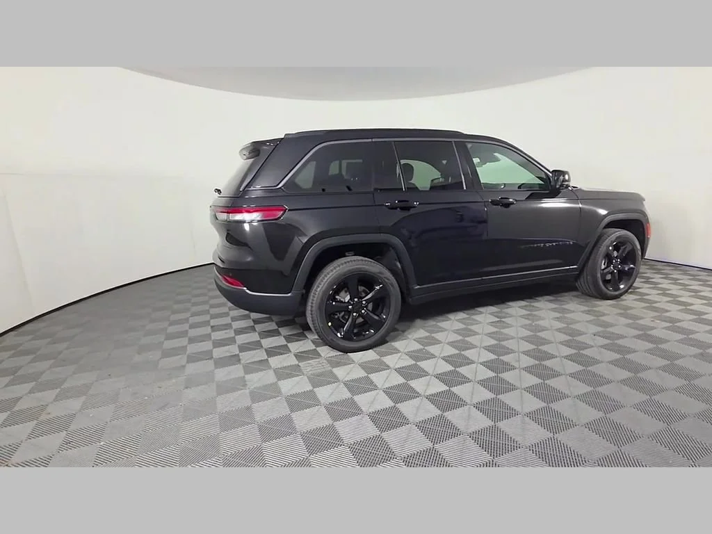 New 2026 Diamond Black Crystal Pearlcoat Jeep Limited image 25