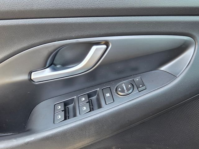 Used 2018 White Hyundai Base image 30