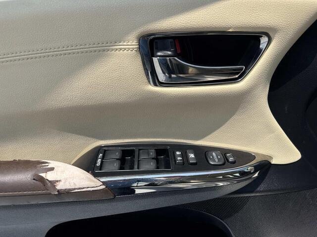 Used 2018 Creme Brulee Mica Toyota XLE image 19