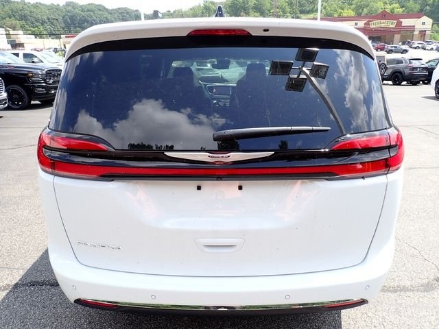 New 2025 Bright White Clear-Coat Exterior Paint Chrysler Select image 4