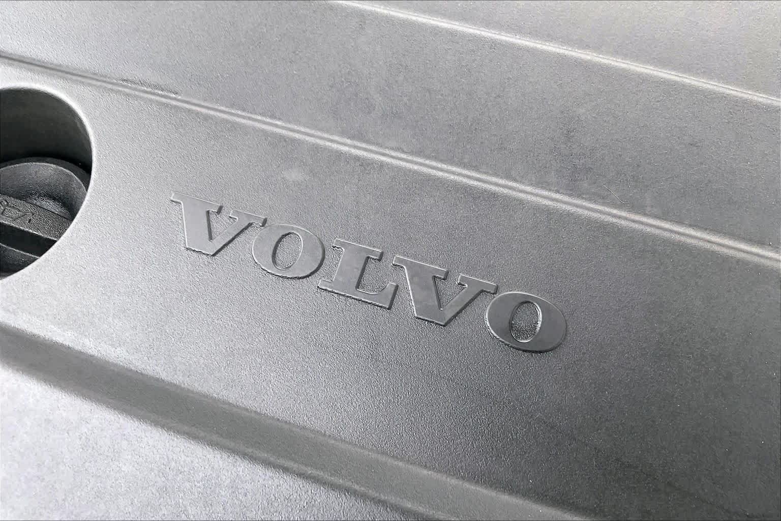Used 2023 Crystal White Metallic Volvo Plus Dark Theme image 34