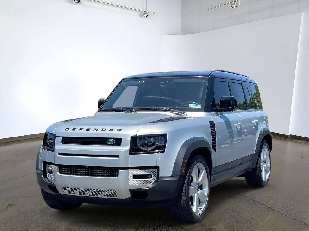 Used 2024 Hakuba Silver Metallic Land Rover SE image 1