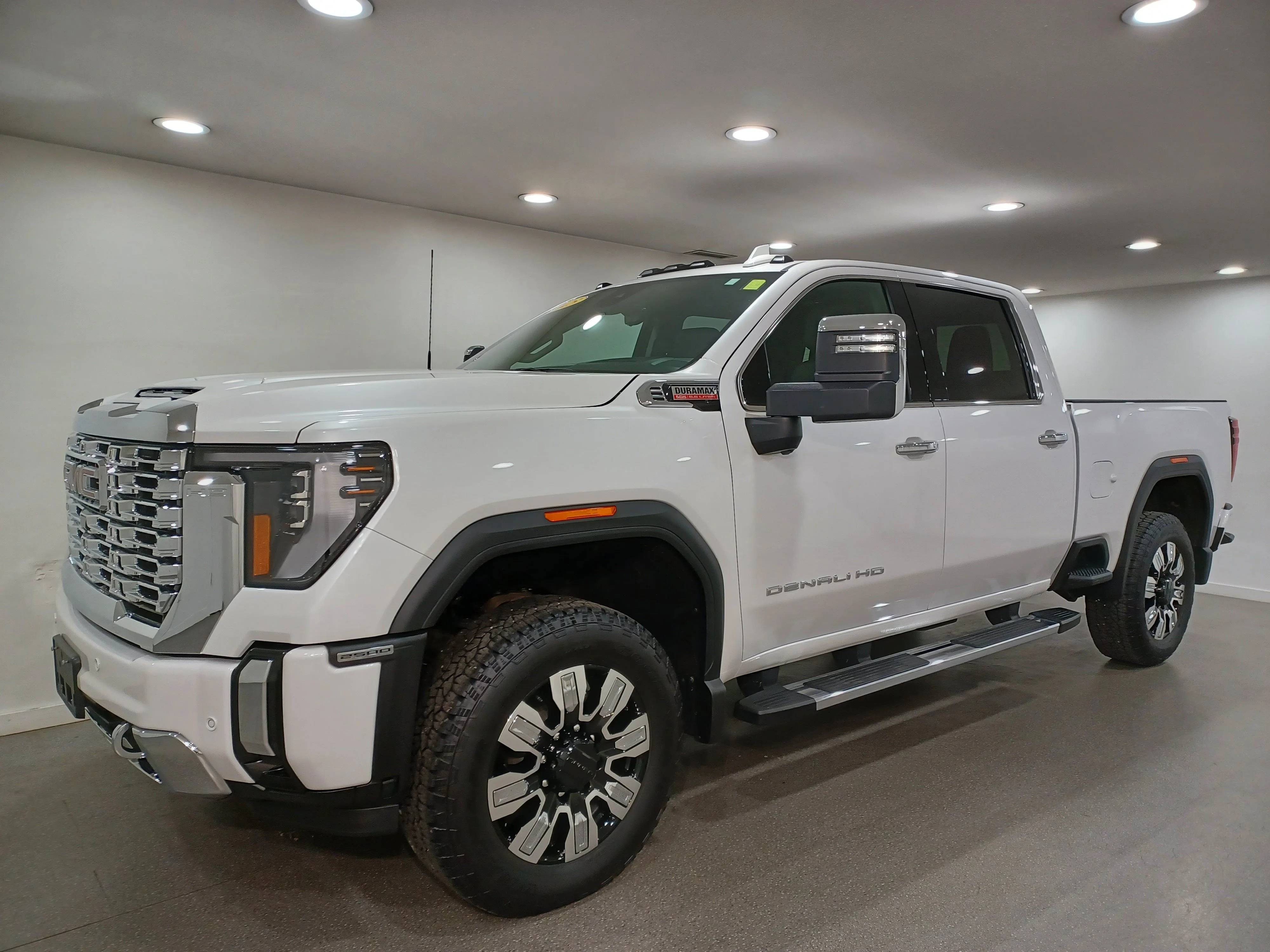 Certified Used 2025 White Frost Tricoat GMC Denali 4WD*No Lux Tax | 6.6L Duramax Diesel | Adapt Cruise | Remote Start | Cooled Leather | Tow Pkg image 2