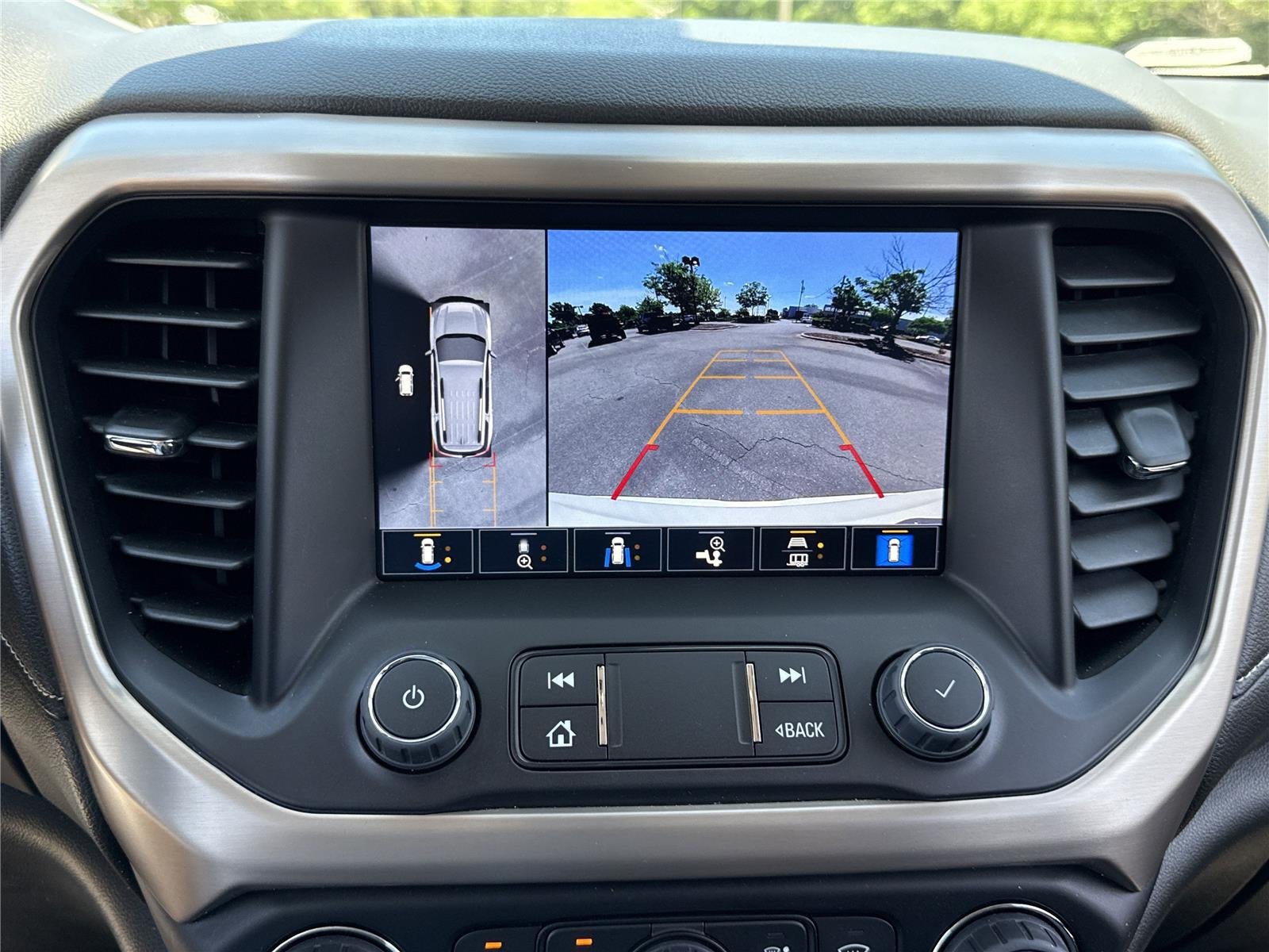Used 2023 White Frost Tricoat GMC Denali image 8