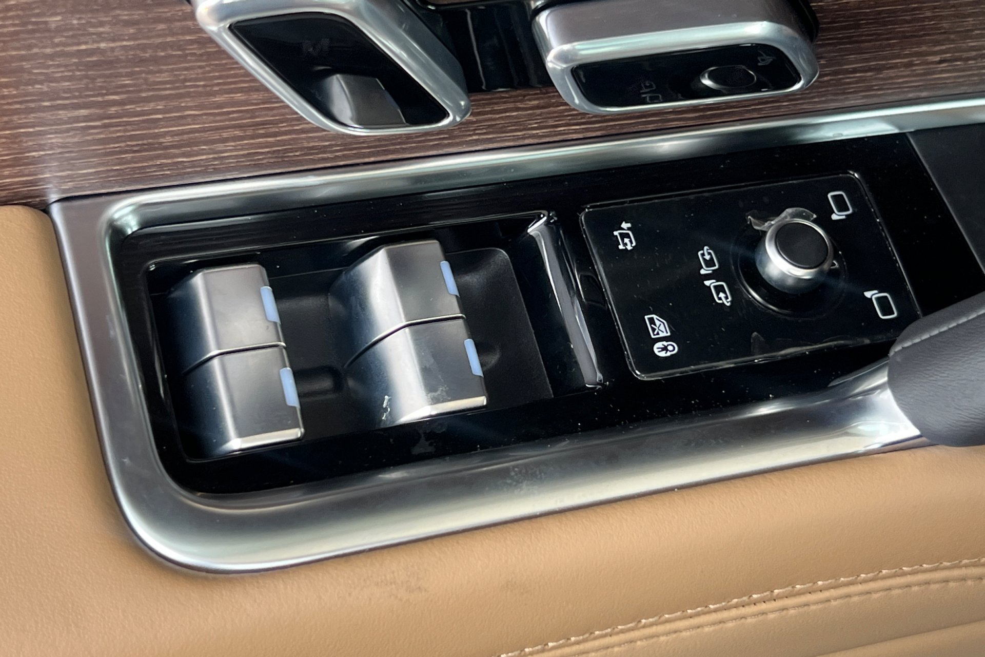 New 2026 Eiger Grey Land Rover SE image 15
