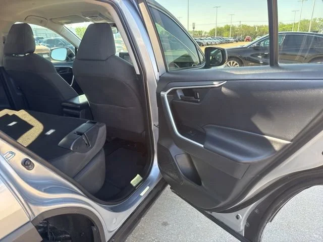 2019 Toyota RAV4 LE - Photo 40