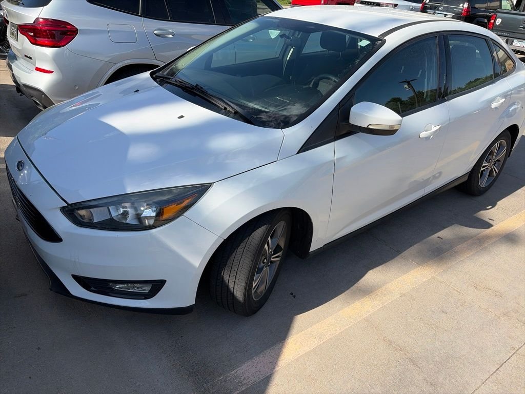 2017 Ford Focus Sedan SE's photo