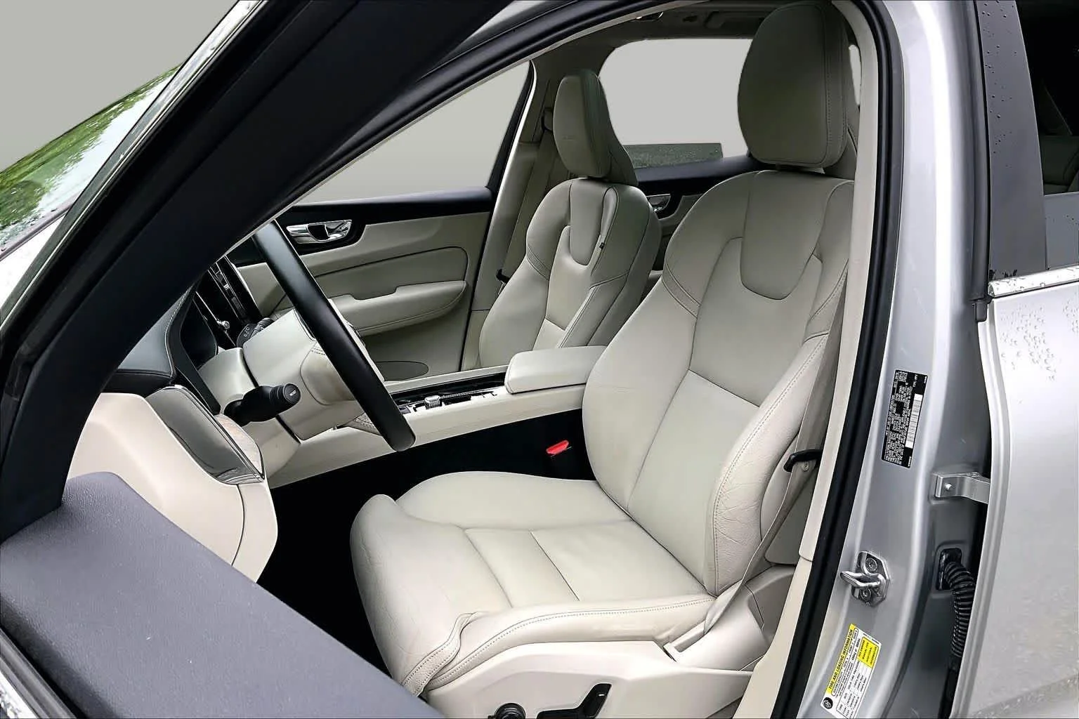 Used 2019 Bright Silver Metallic Volvo Inscription image 8