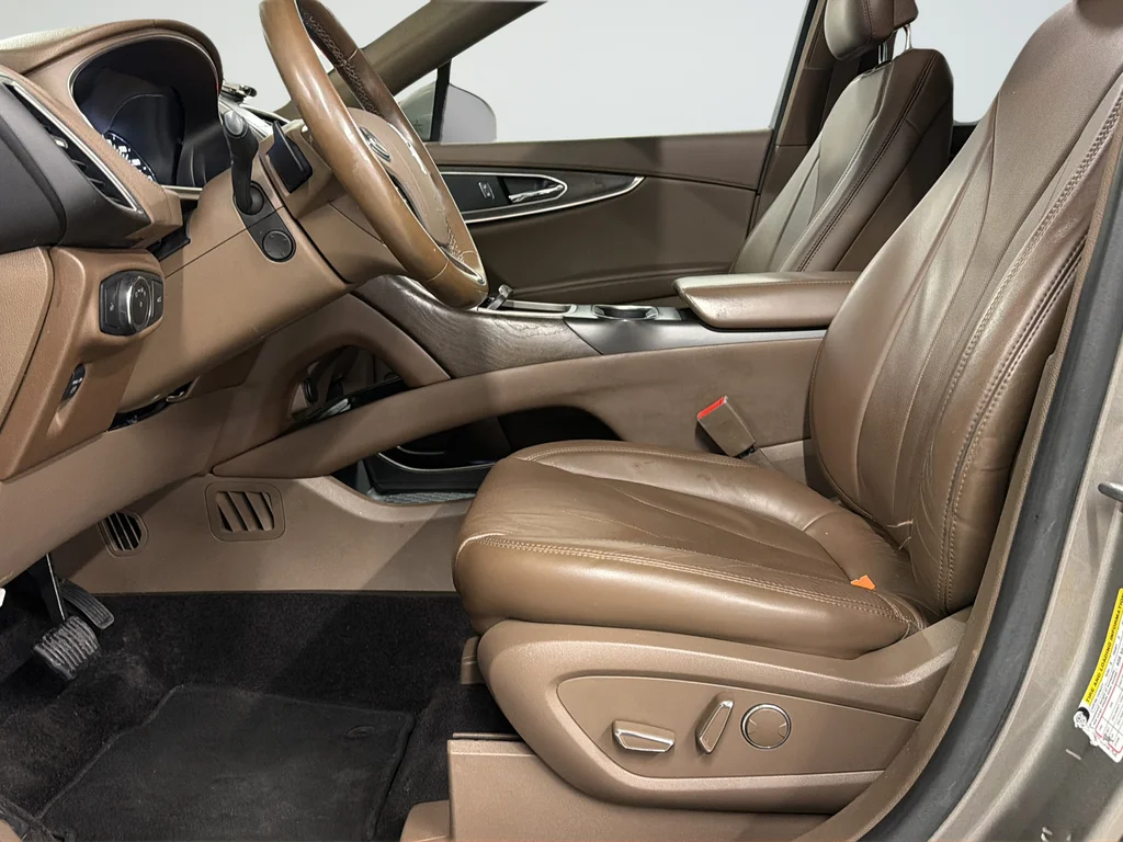 Used 2017 Gray Lincoln Reserve image 10