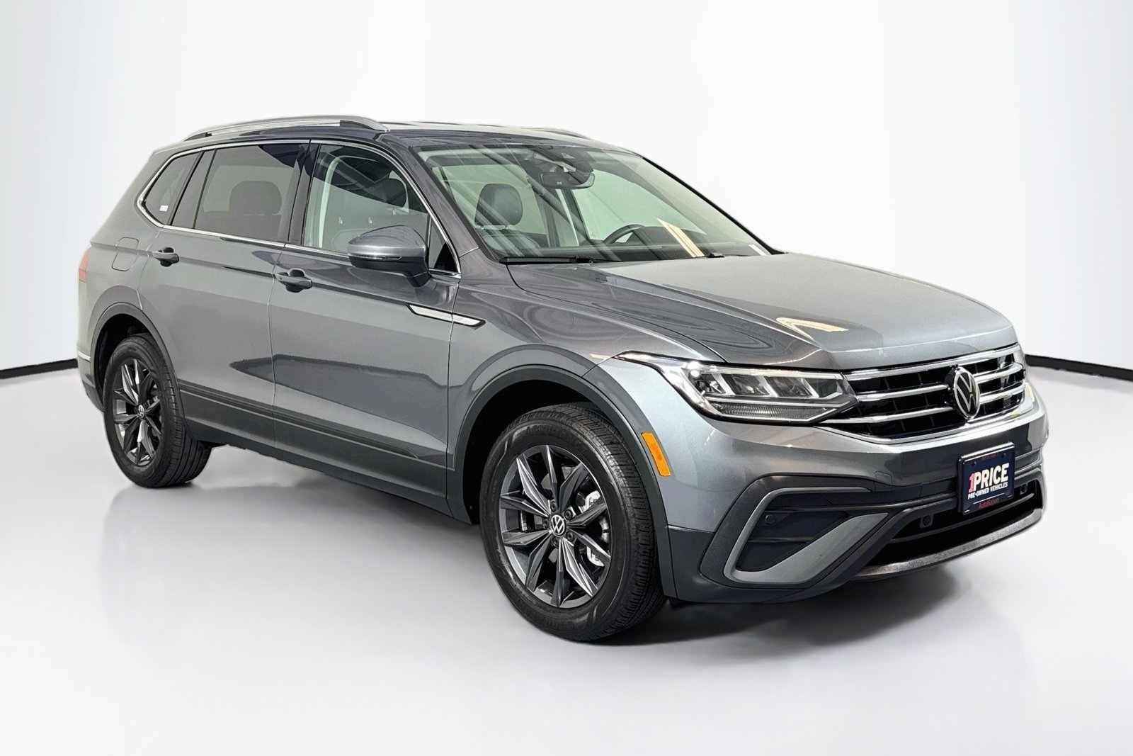 Used 2023 Platinum Gray Metallic Volkswagen SE image 3