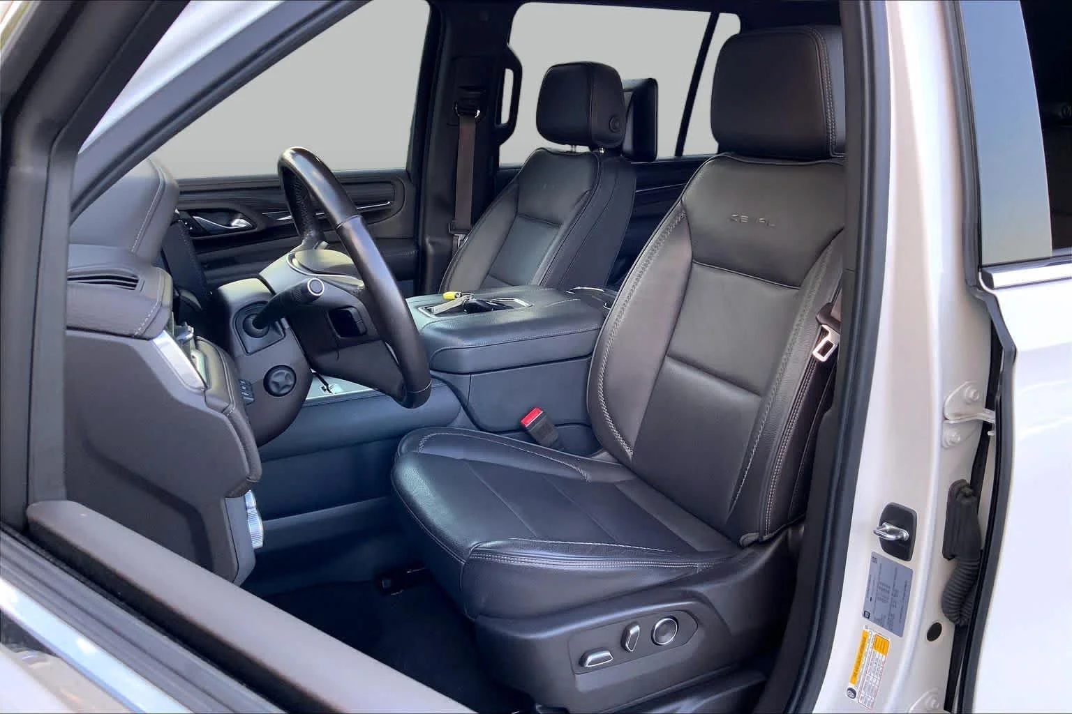 Used 2021 White Frost Tricoat GMC Denali image 7