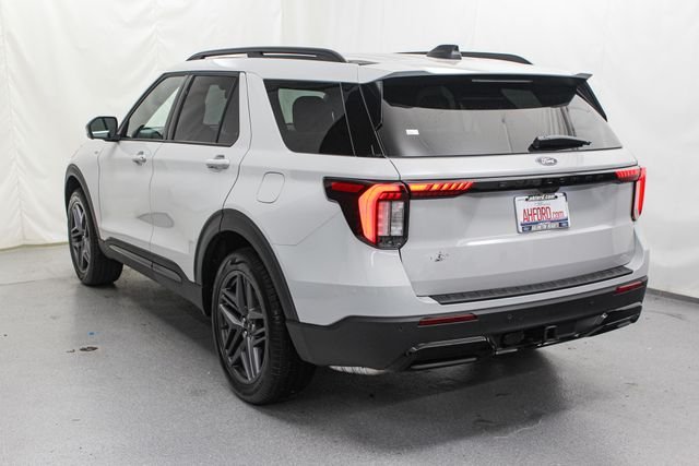 New 2027 Avalanche Gray Ford ST-Line image 5