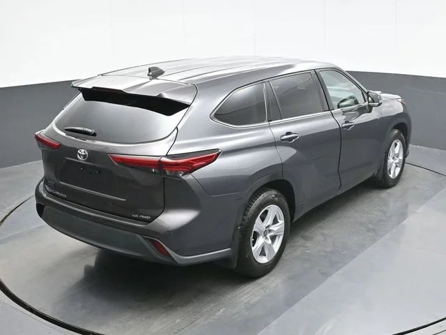 Used 2022 Gray Toyota LE image 17