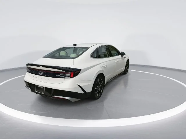Used 2025 White Hyundai SEL image 7