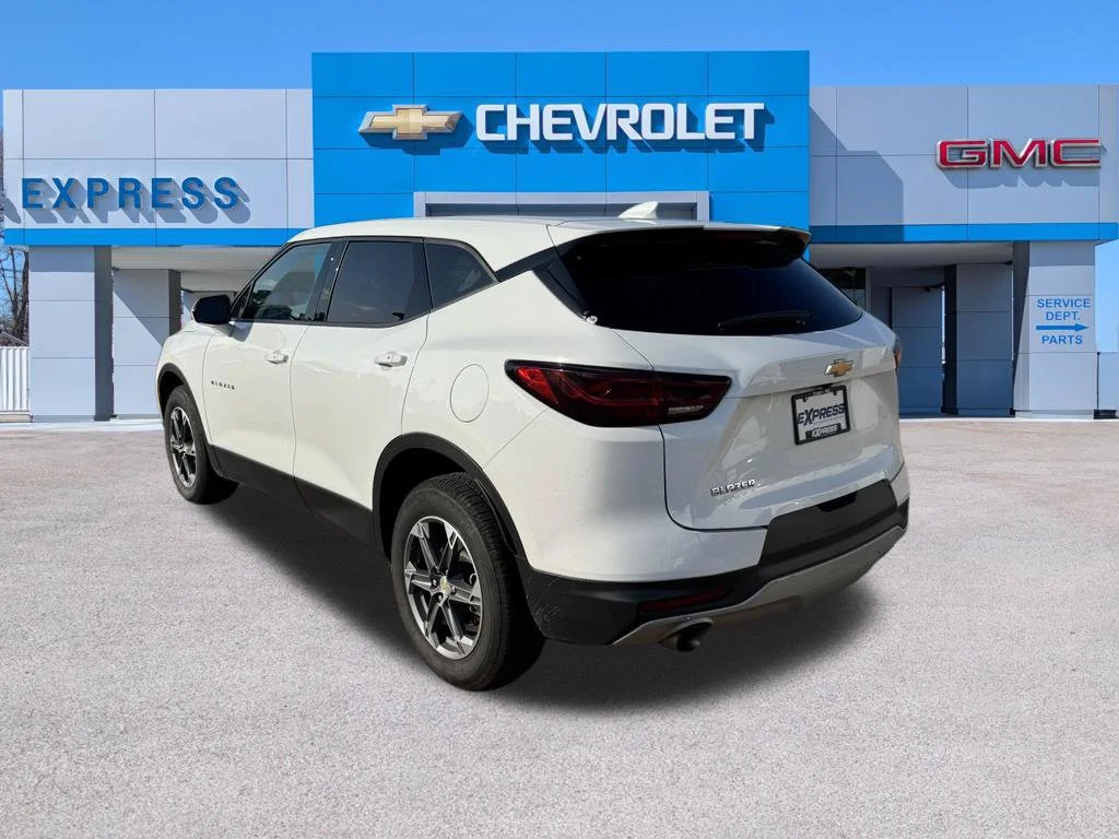 Used 2025 White Chevrolet LT image 4