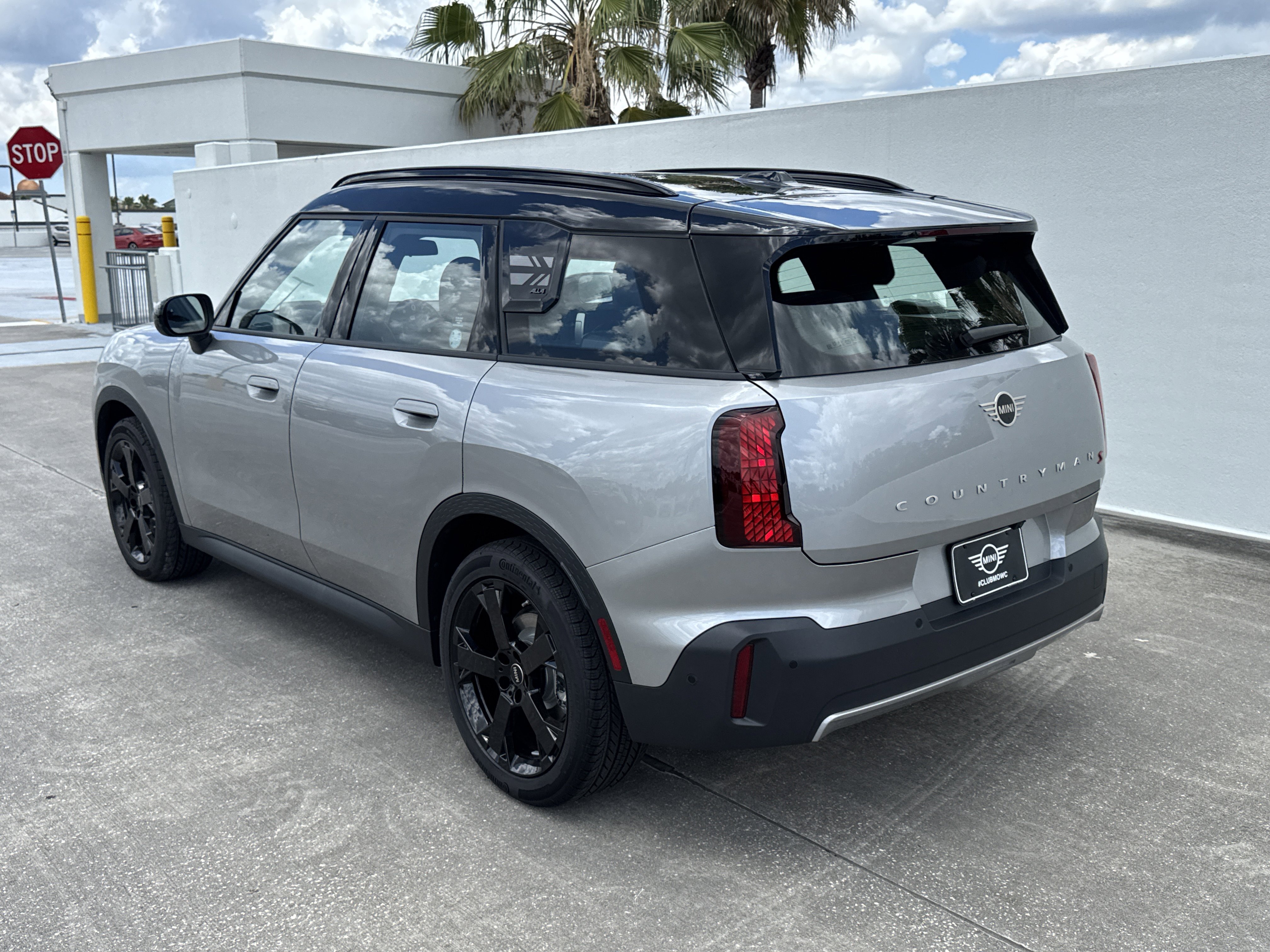 New 2027 Silver MINI Signature Plus image 5