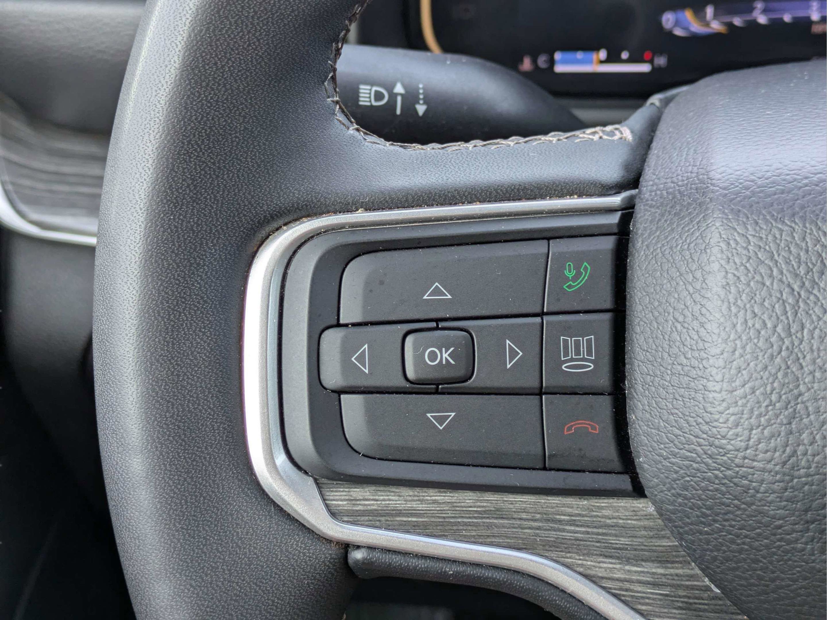 Used 2024 Diamond Black Crystal Pearlcoat Jeep Series III image 23