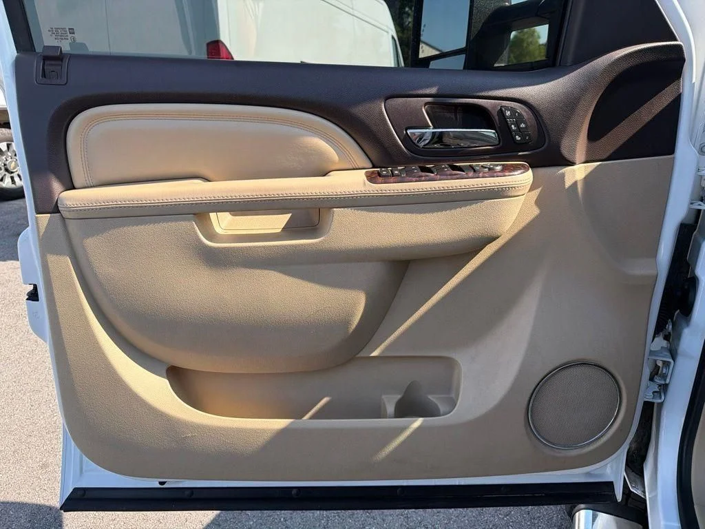 Used 2011 White GMC Denali image 28
