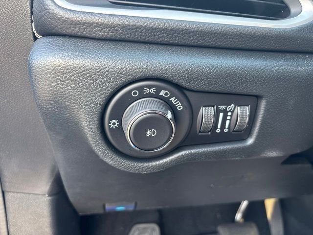 Used 2026 Blue Chrysler Select image 19
