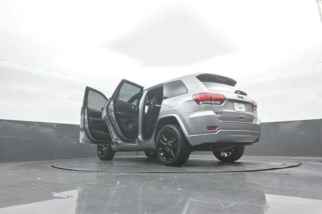 Used 2020 Silver Jeep Altitude image 47
