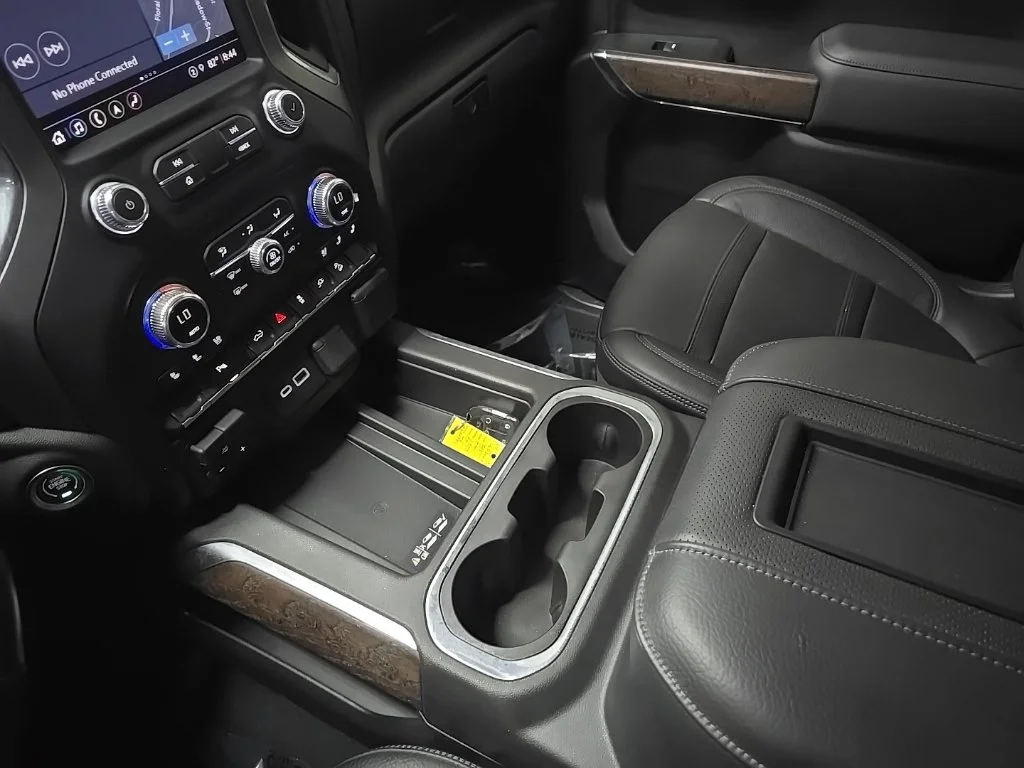 Used 2021 White GMC Denali image 28