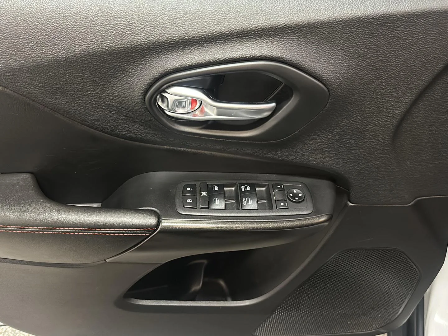 Used 2019 Bright White Clearcoat Jeep Trailhawk image 18