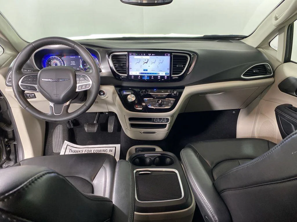 Used 2023 Crystal Metallic Chrysler Touring L image 29