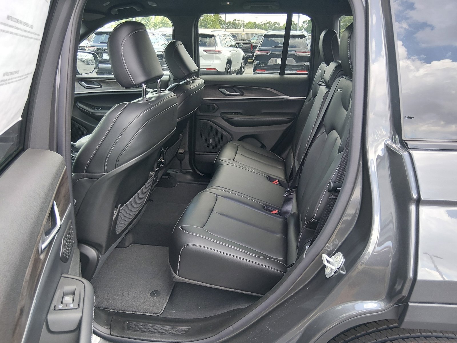 New 2026 Baltic Gray Metallic Clear-Coat Exterior Paint Jeep Limited 4x4 image 5