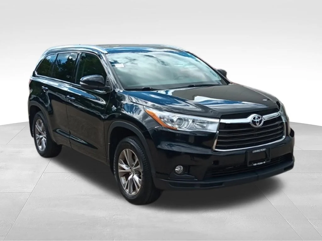 Used 2015 Attitude Black Metallic Toyota XLE V6 image 9