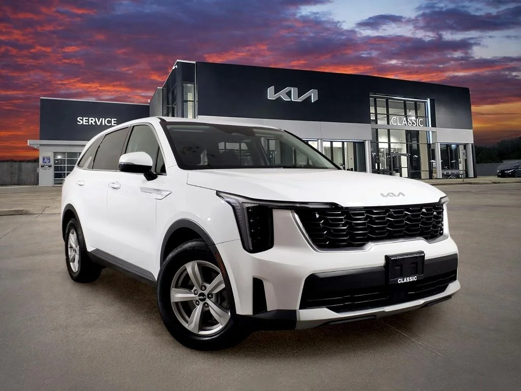 Certified Used 2025 White Kia LX image 1