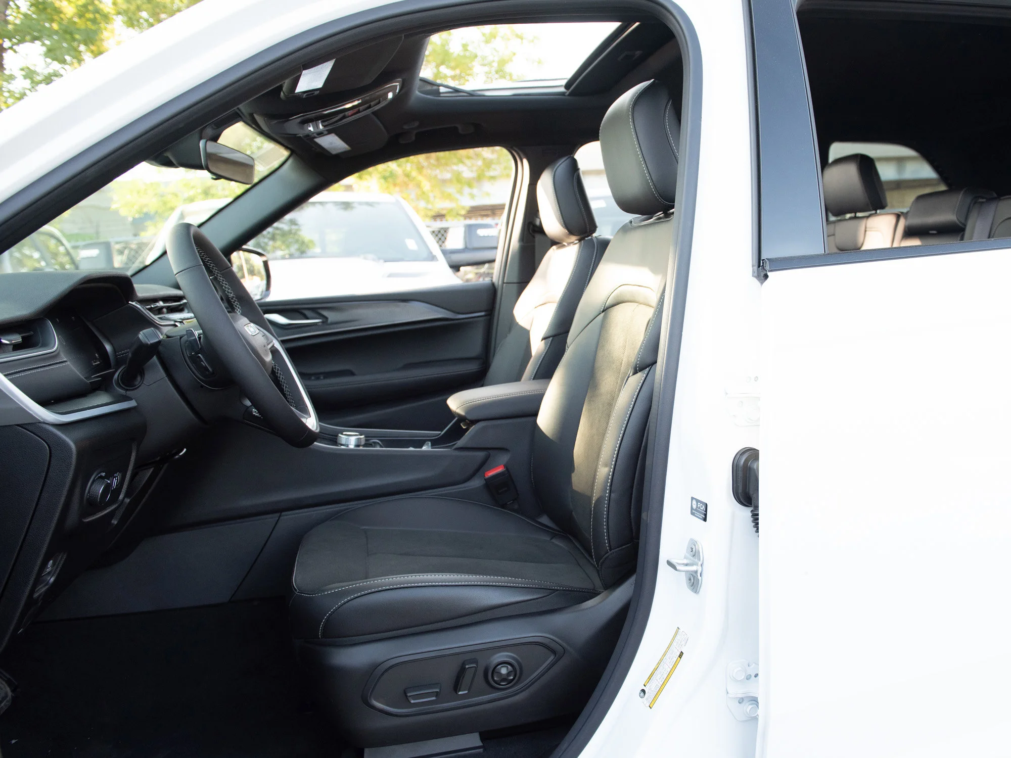 New 2025 White Jeep Altitude* 4x4, Sunroof, Trailer Tow Pkg, Heated Leather image 19