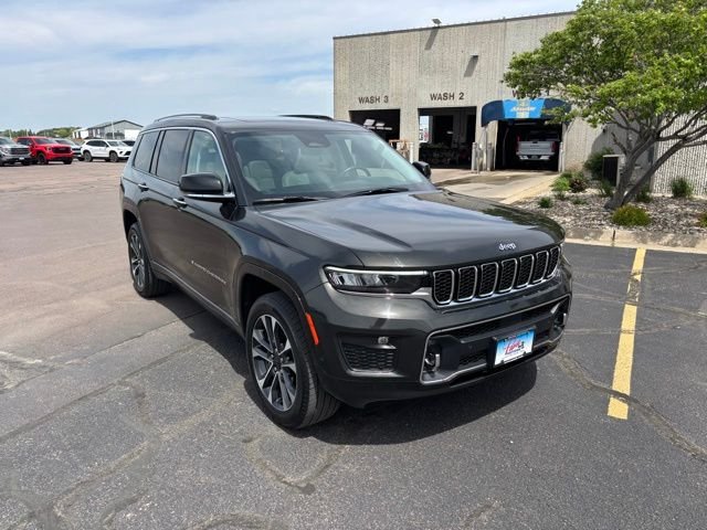 Used 2021 Rocky Mountain Pearlcoat JEEP Overland image 9
