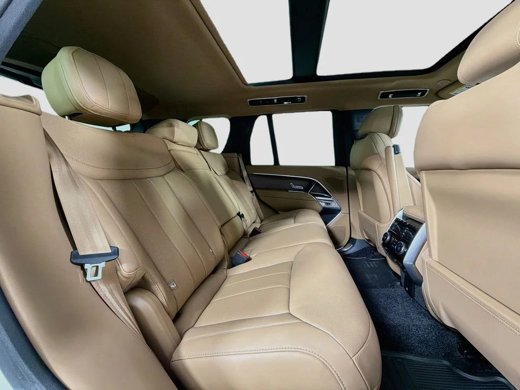 New 2026 Fuji White Land Rover SE image 29