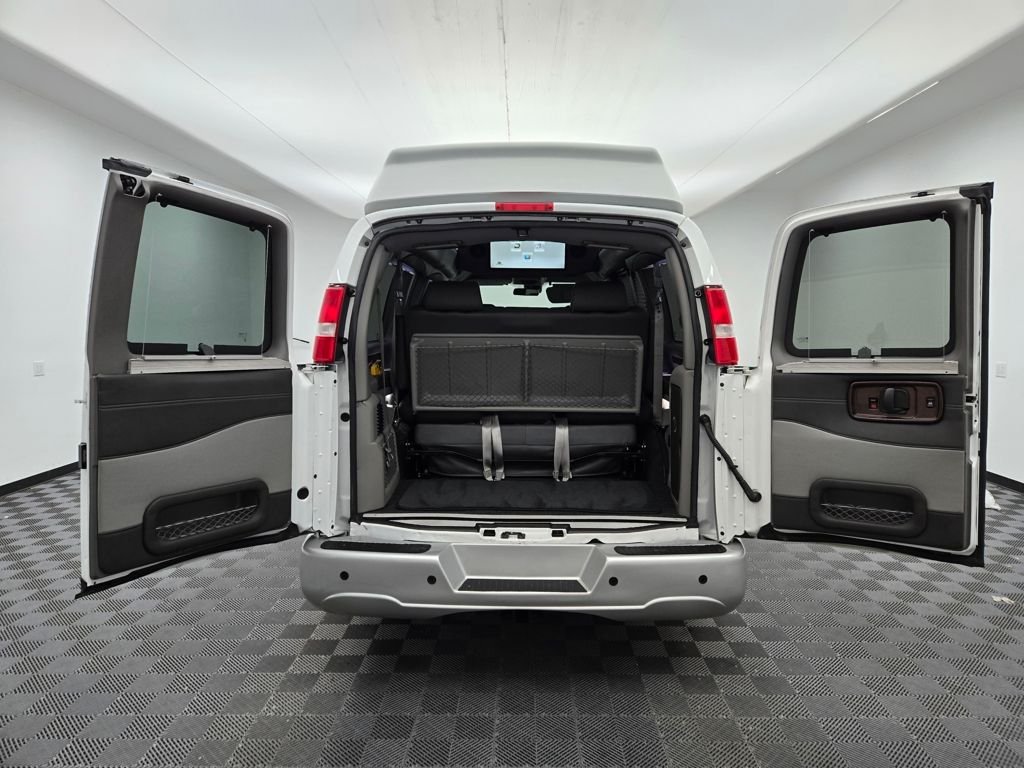 Used 2021 White Fade Chevrolet Explorer Limited SE image 5