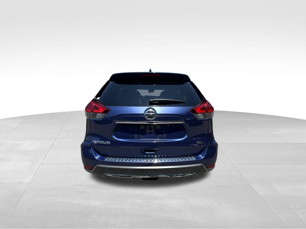 Used 2017 Blue Nissan SL image 4