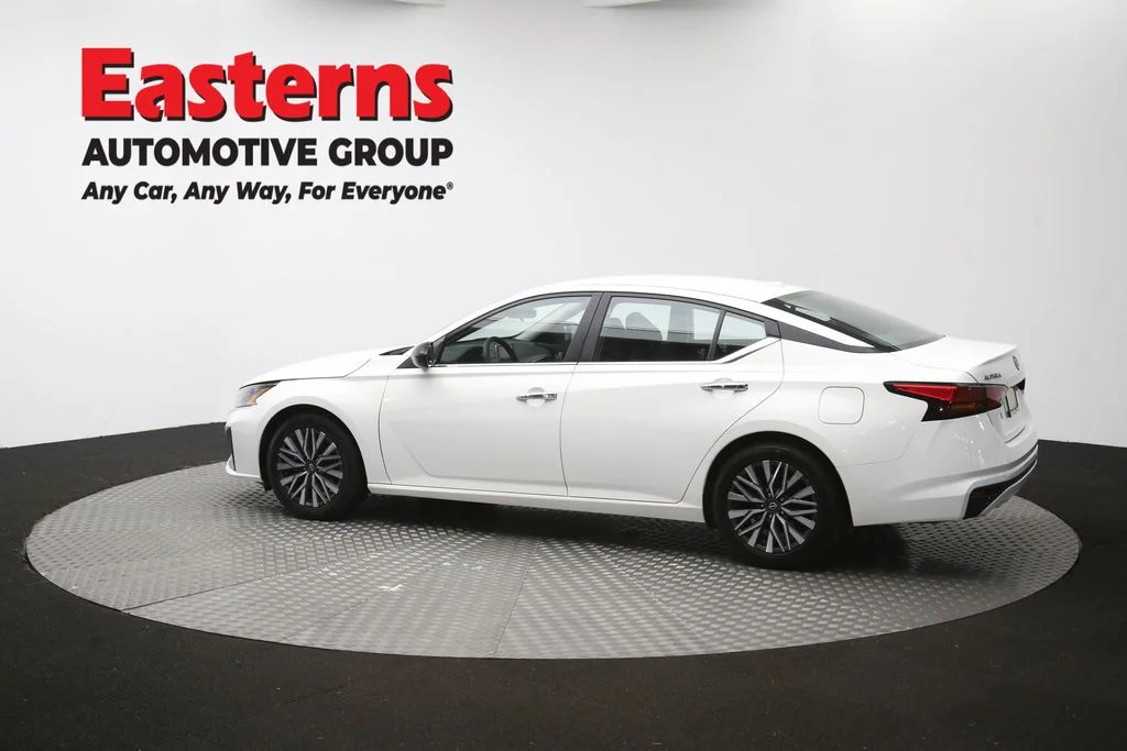 Used 2025 White Nissan 2.5 SV image 59