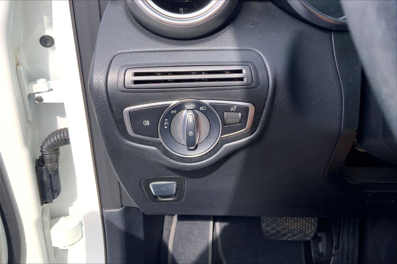 Used 2020 designo Diamond White Metallic Mercedes-Benz GLC 300 image 36