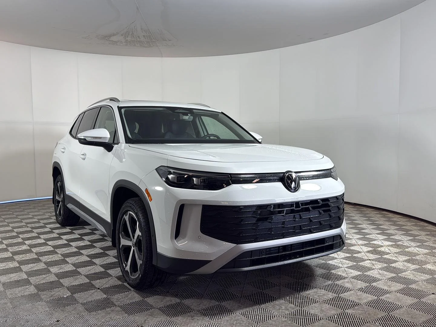 2026 Volkswagen Tiguan 2.0T SE 4Motion's photo