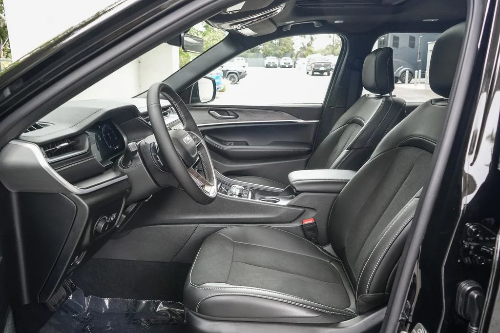 New 2026 Diamond Black Crystal Pearlcoat Jeep Altitude image 15