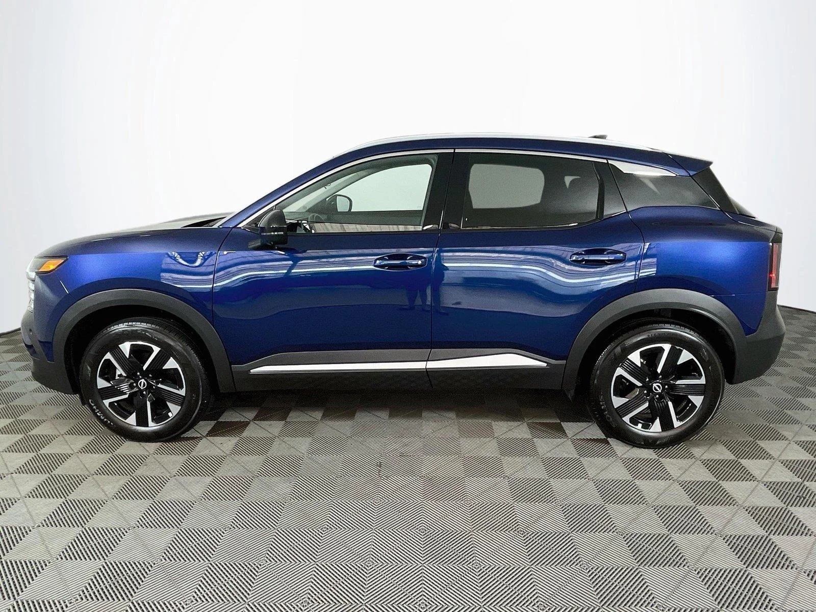 Used 2026 Deep Blue Pearl Nissan SR image 4