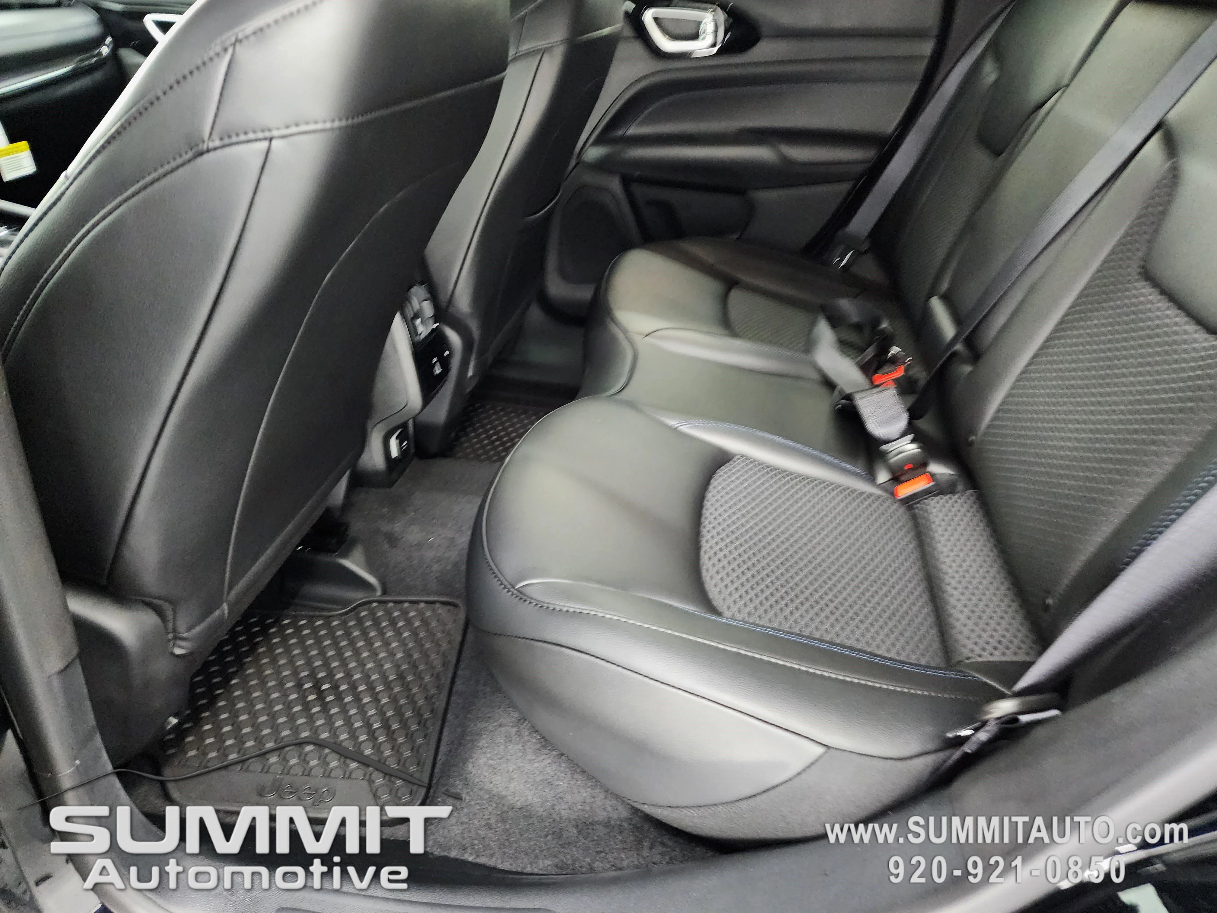 New 2026 Diamond Black Crystal Pearl-Coat Exterior Paint Jeep Latitude image 33