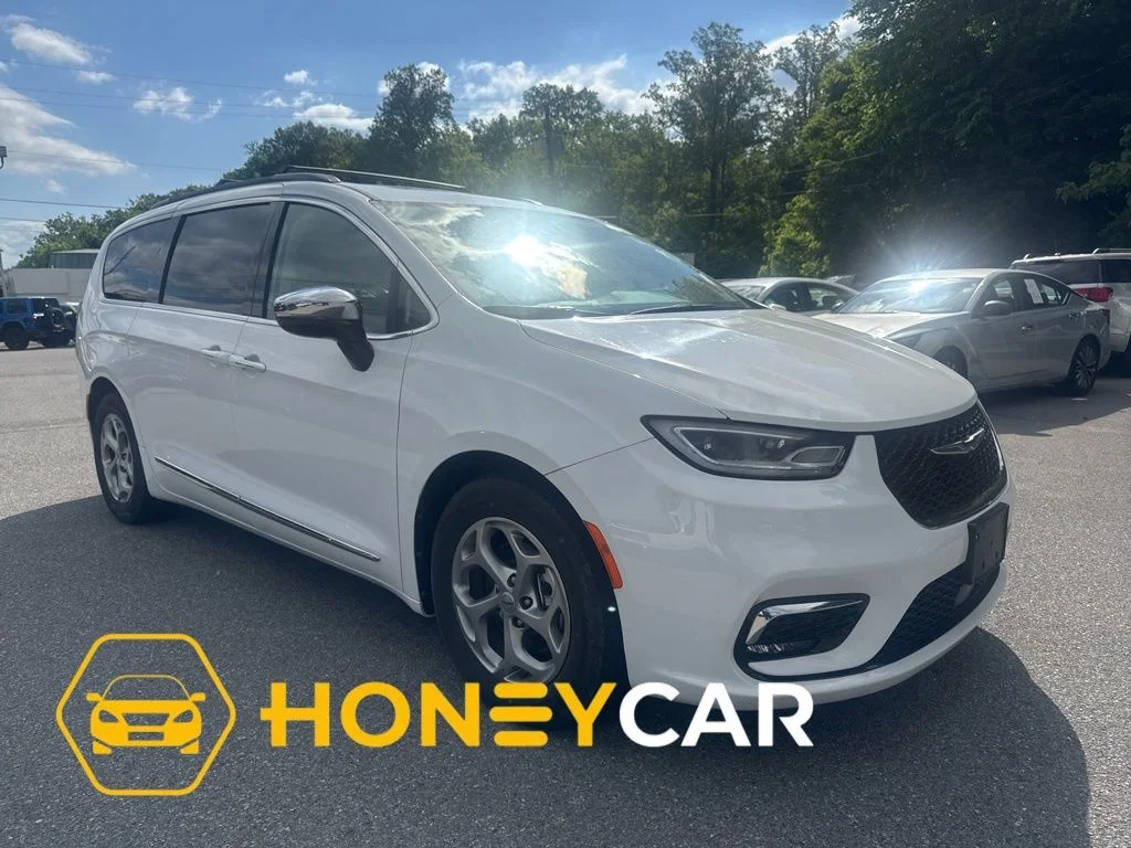 2023 Chrysler Pacifica Limited's photo