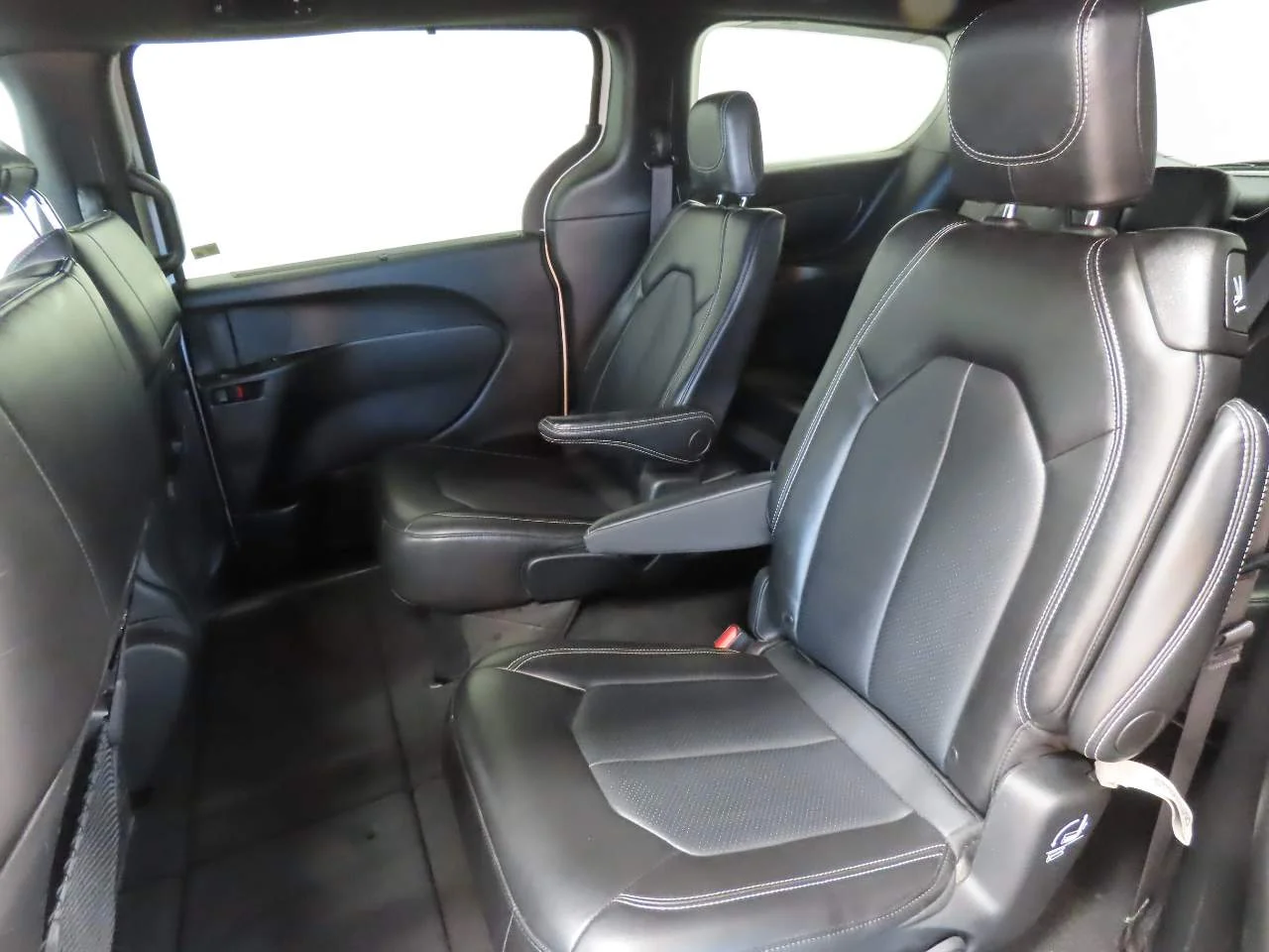 Used 2025 Bright White Clear Coat Chrysler Select image 14