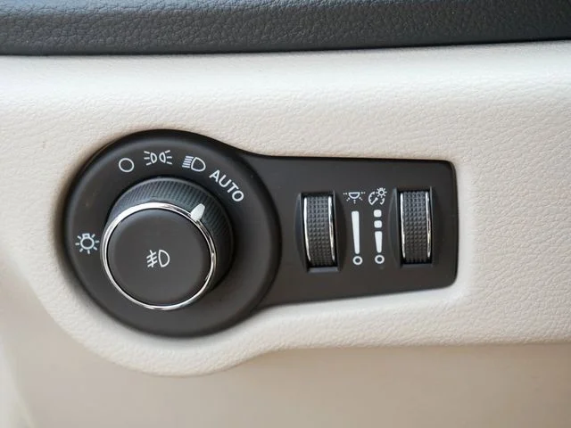 Used 2021 Velvet Chrysler Limited image 25
