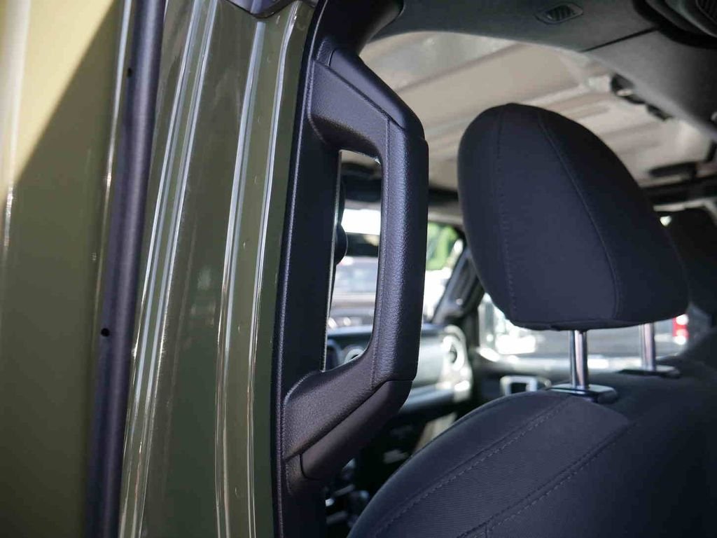 Used 2023 Green Jeep Sahara image 18