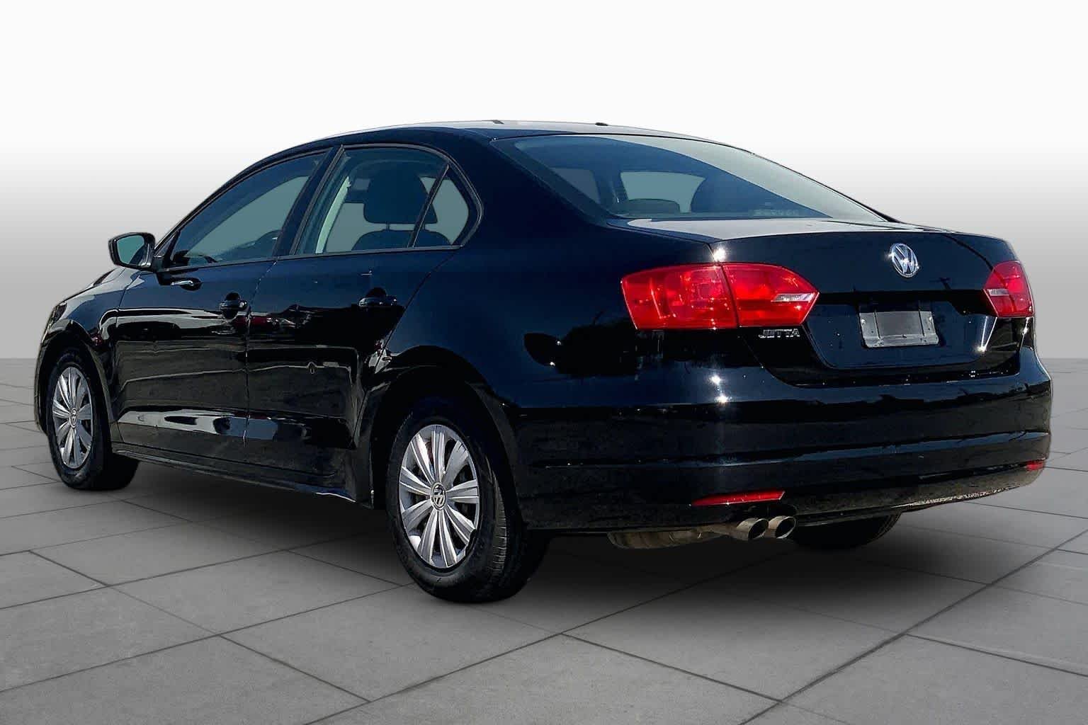 Used 2012 Candy White Volkswagen Base image 9
